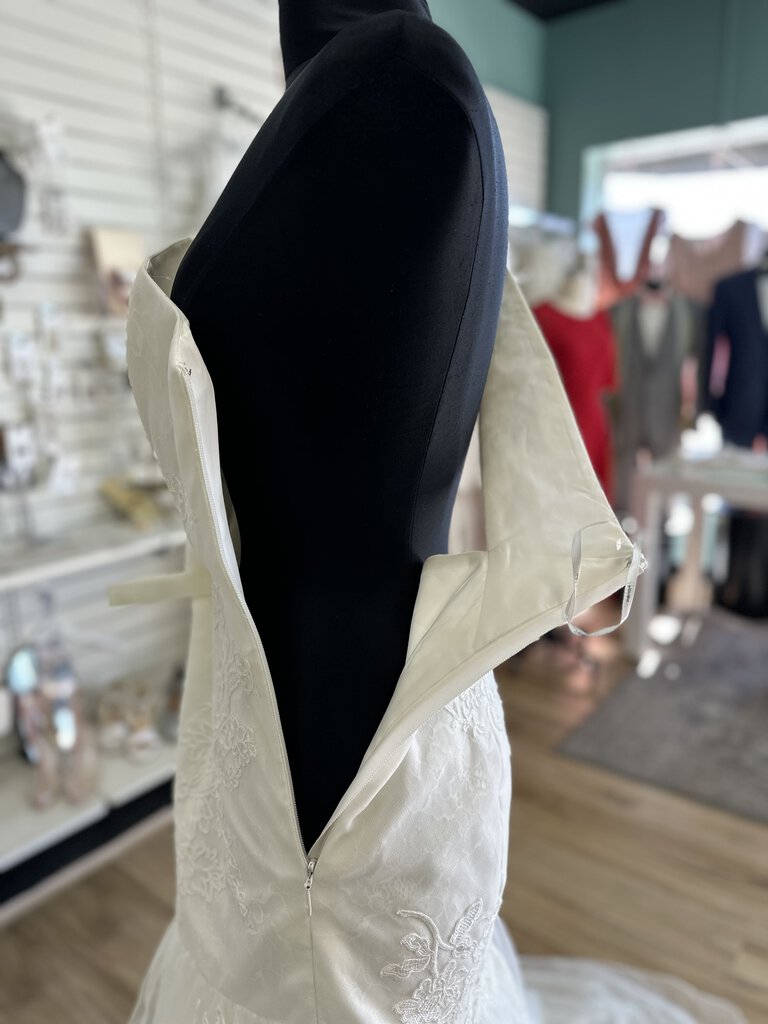 Vera Wang Ivory Soft Tulle/Lace Oneshoulder Bridal Gown 12