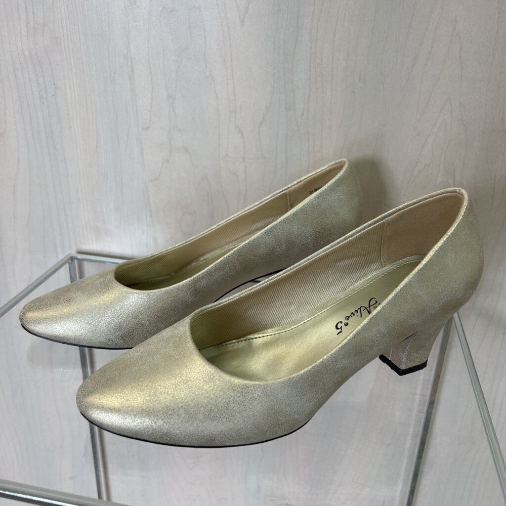 Easy Street Gold Round Toe Heels 7.5W