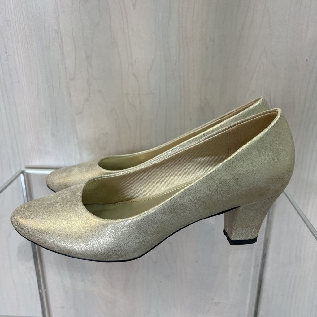 Easy Street Gold Round Toe Heels 7.5W