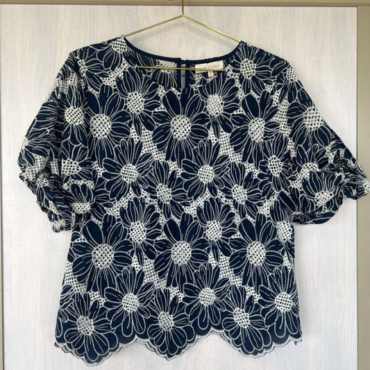 Solitaire Embroidered Flower Puff Sleeve Shirt Medium