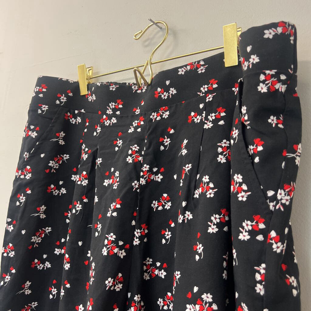 Torrid Black/ Red Flower Print Shorts 1X NWT