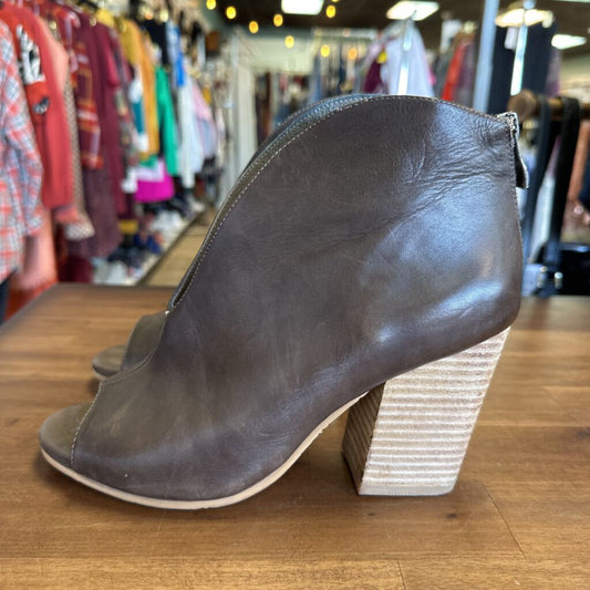 Antelope Peep Toe Bootie 39