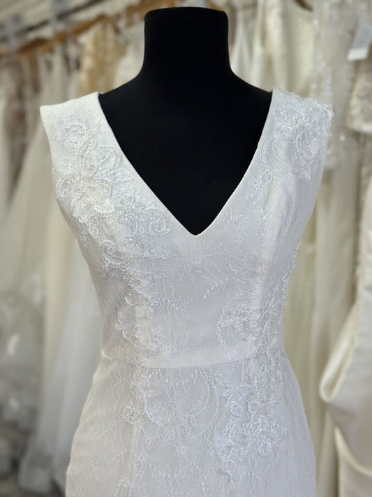 Vera Wang Lace V-Neck Wedding Dress 4