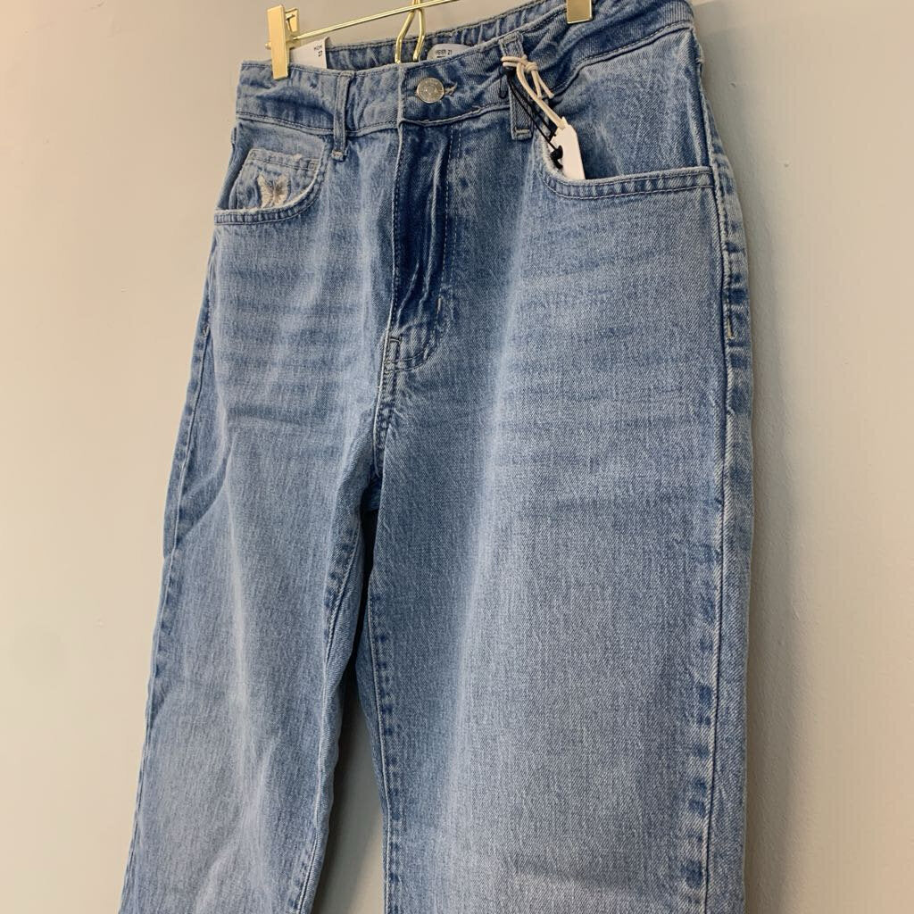 Forever 21 Light Wash Butterfly Pocket Mom Jeans 27