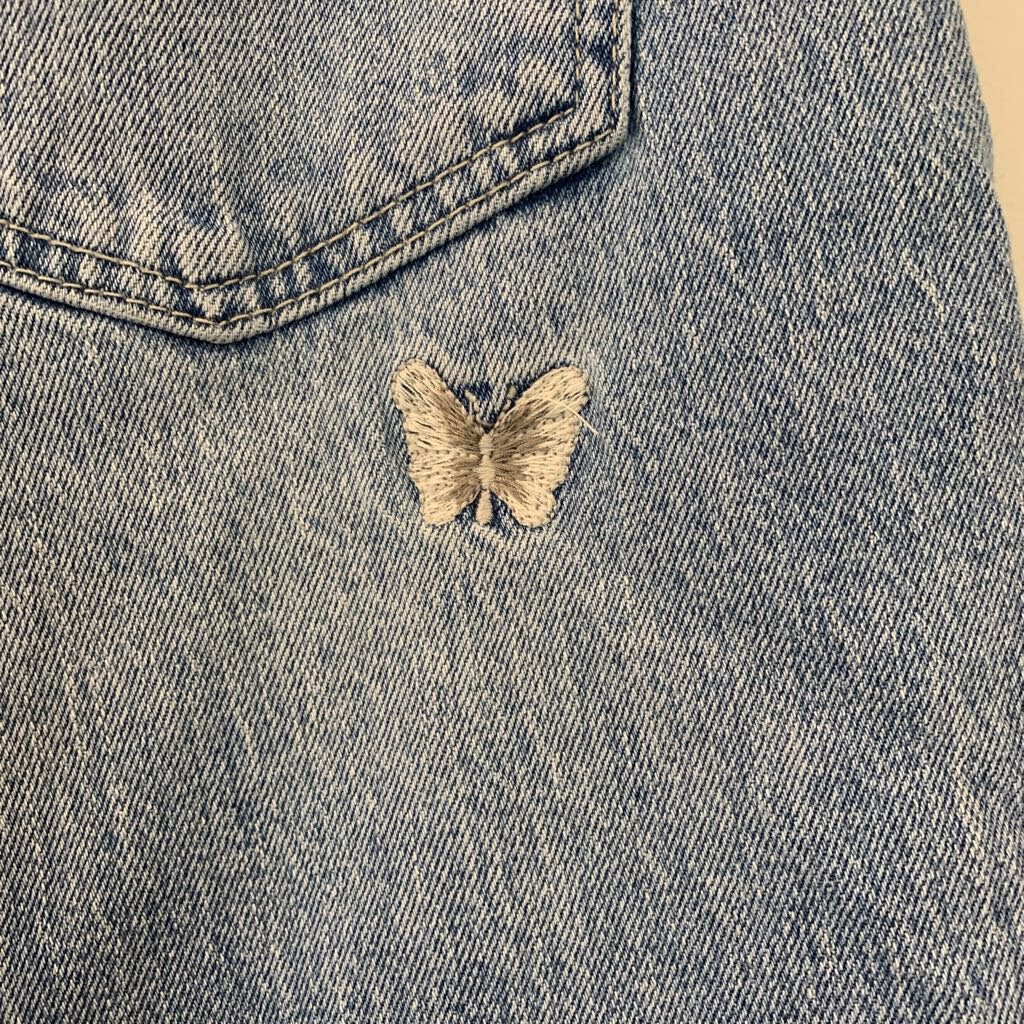 Forever 21 Light Wash Butterfly Pocket Mom Jeans 27