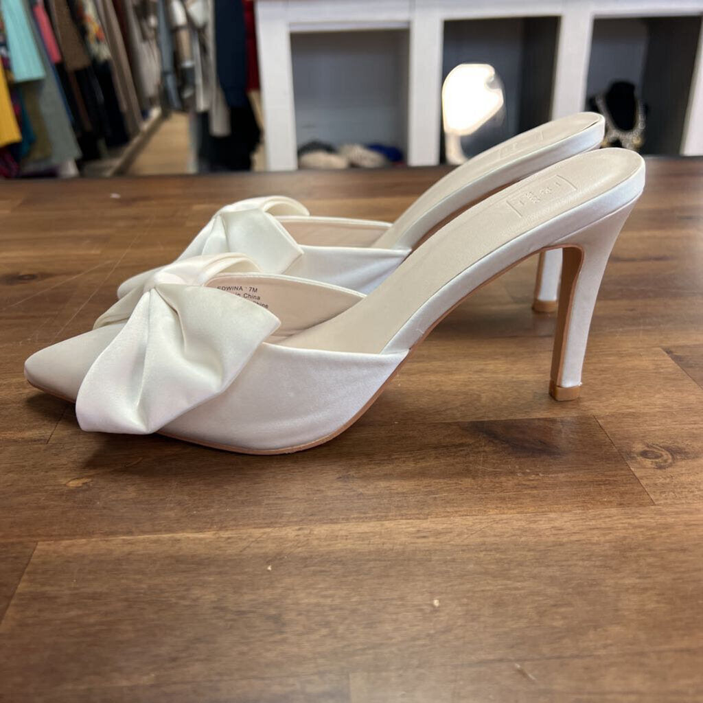 DB Studio Ivory Satin Point Toe Heels 7