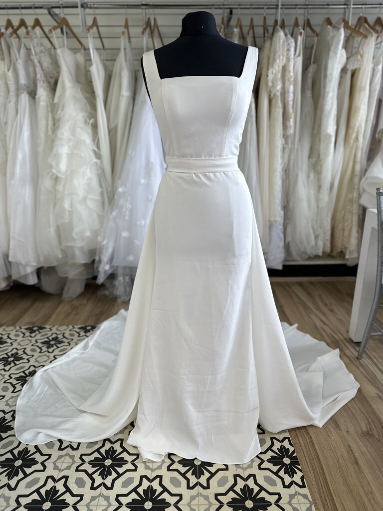 Ivory Square Neck Fitted Bridal Gown With Detachable Train 6