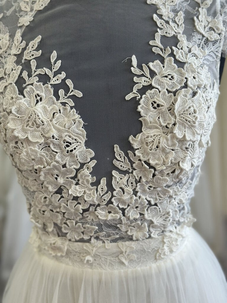 Ivy and Astor Ivory Tulle/Lace Capped Sleeve Gown 10