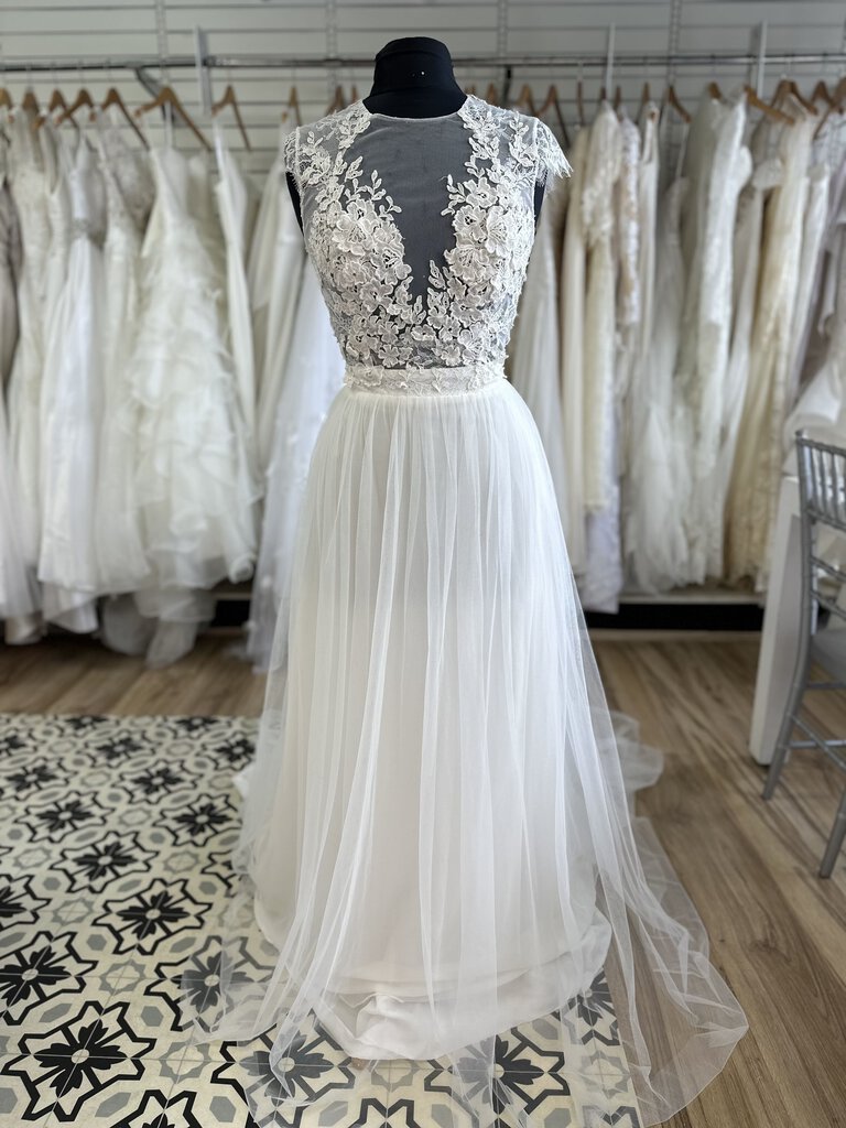 Ivy and Astor Ivory Tulle/Lace Capped Sleeve Gown 10