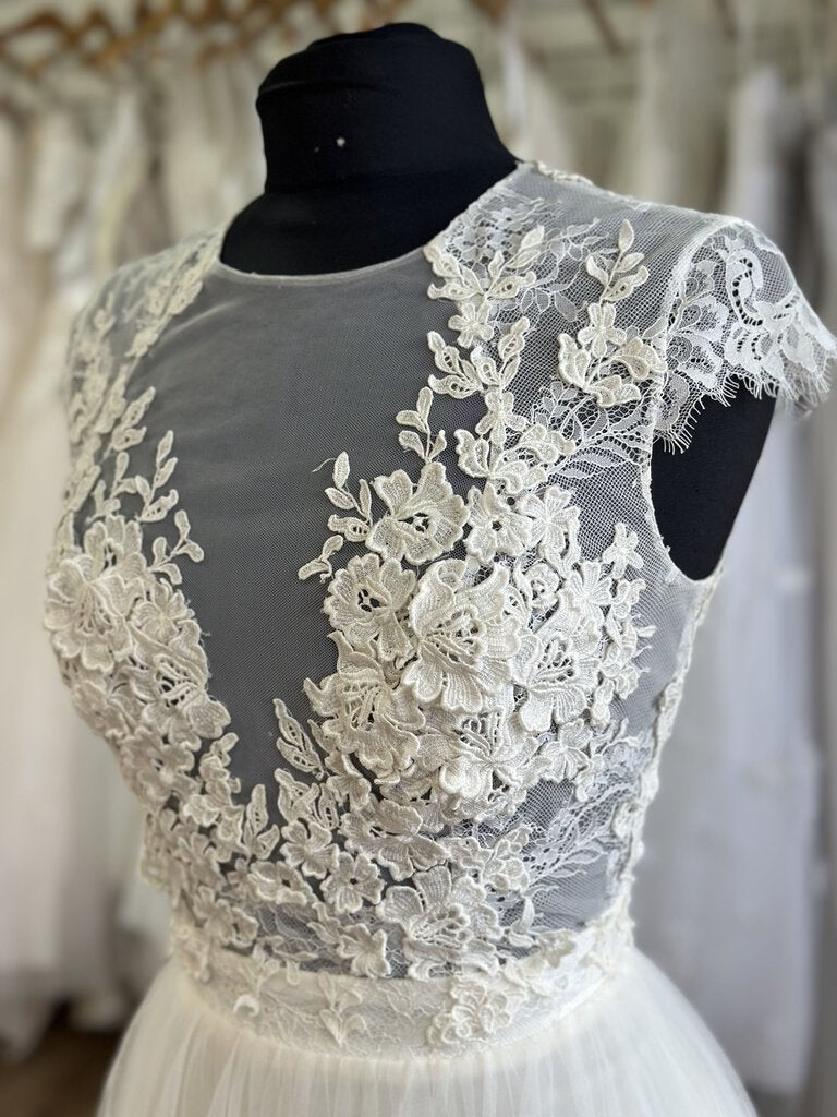 Ivy and Astor Ivory Tulle/Lace Capped Sleeve Gown 10