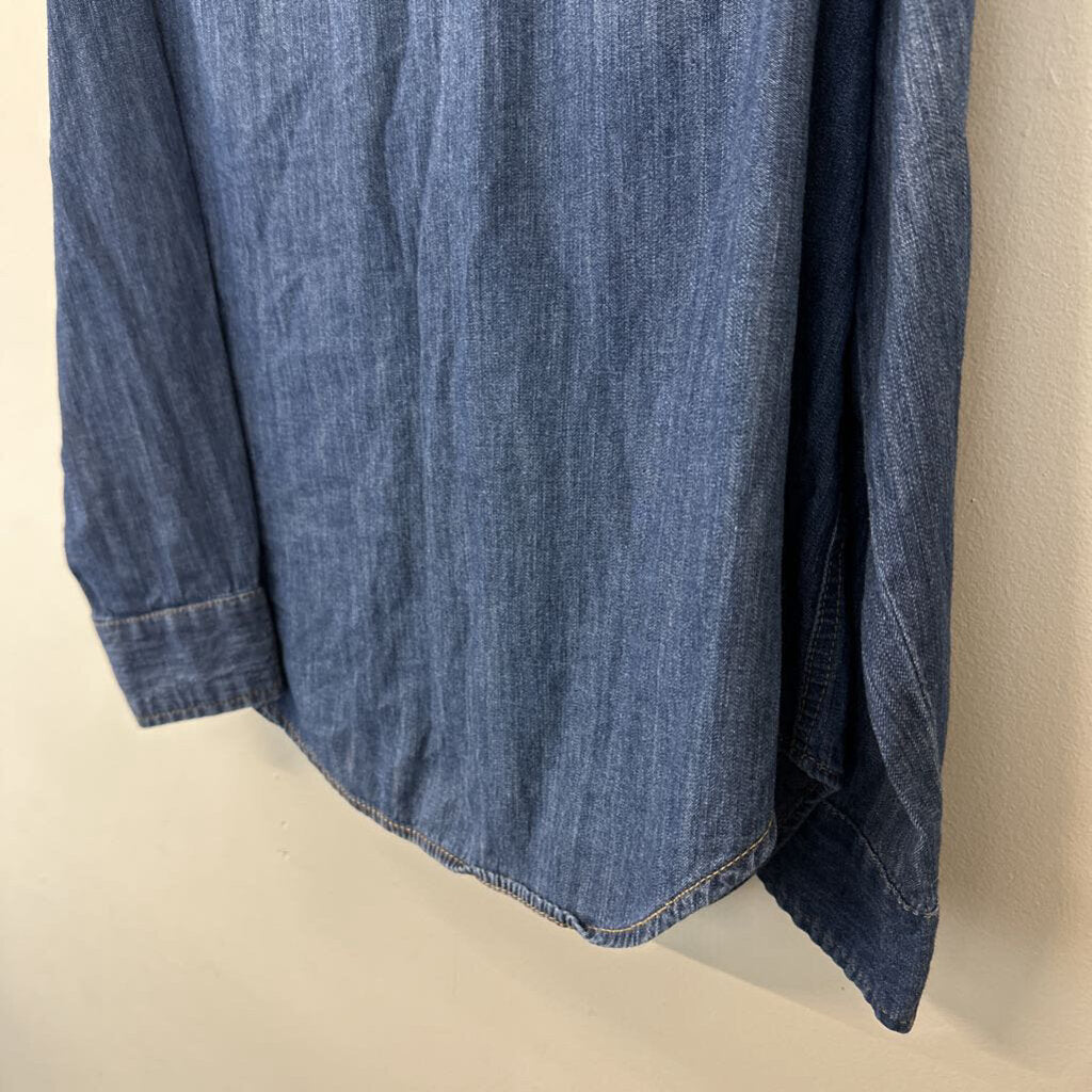 Universal Thread Medium Wash Chambray Button Down Medium