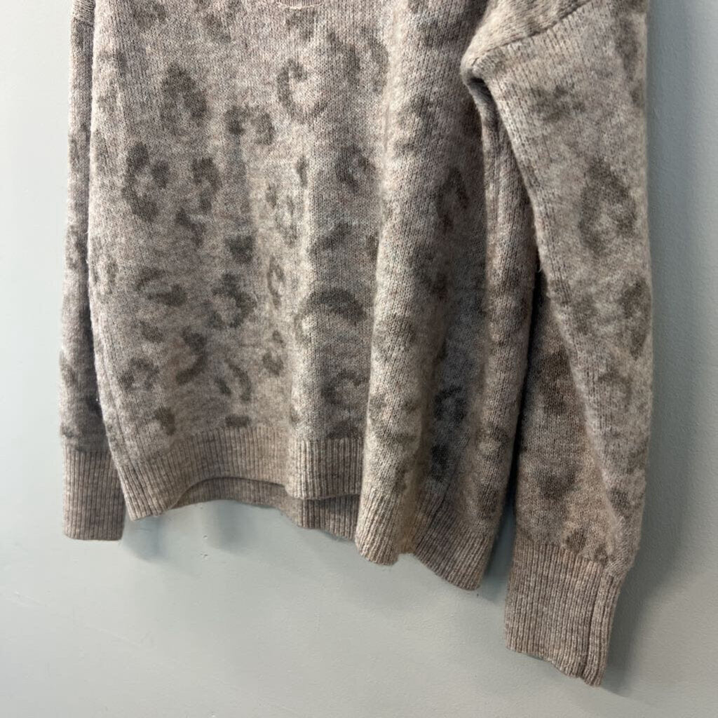 Abercrombie and Fitch Grey Leopard Print Knit Sweater Extra Large