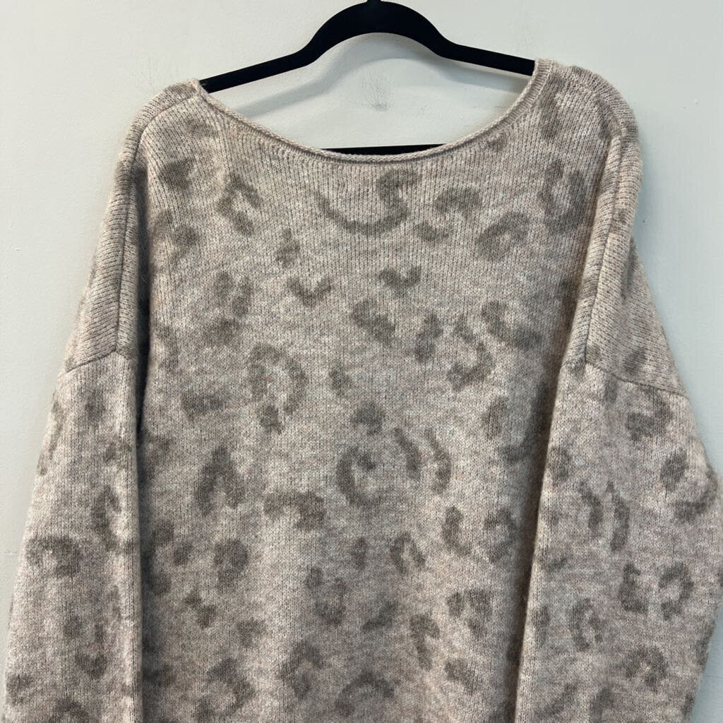 Abercrombie and Fitch Grey Leopard Print Knit Sweater Extra Large