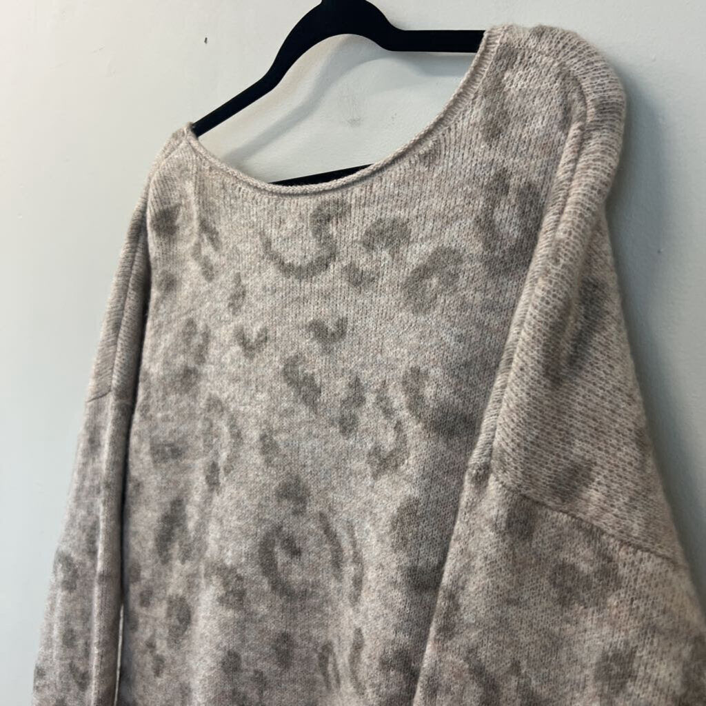 Abercrombie and Fitch Grey Leopard Print Knit Sweater Extra Large