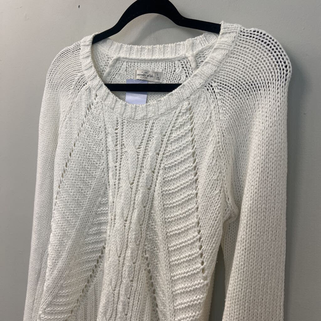 Abercrombie and Fitch Cream Knit Long Sleeve Sweater Small