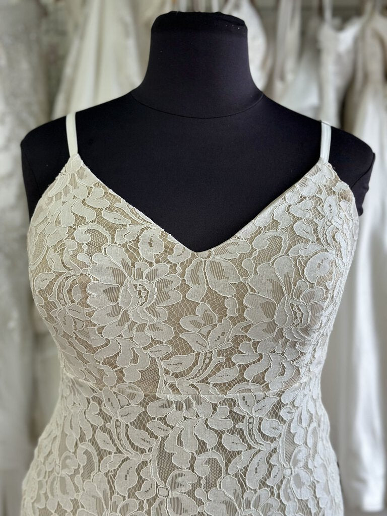 Lulus Champagne/ Ivory Lace Bridal Gown 16