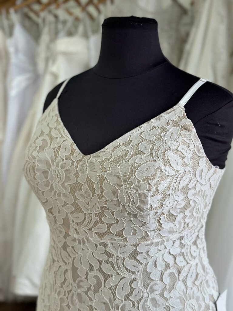 Lulus Champagne/ Ivory Lace Bridal Gown 16