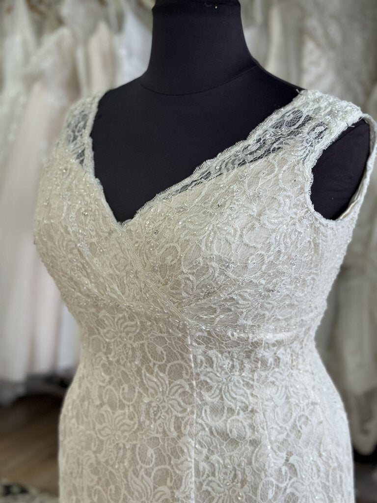 David's Bridal Ivory Lace V Neck Bridal Gown 16W