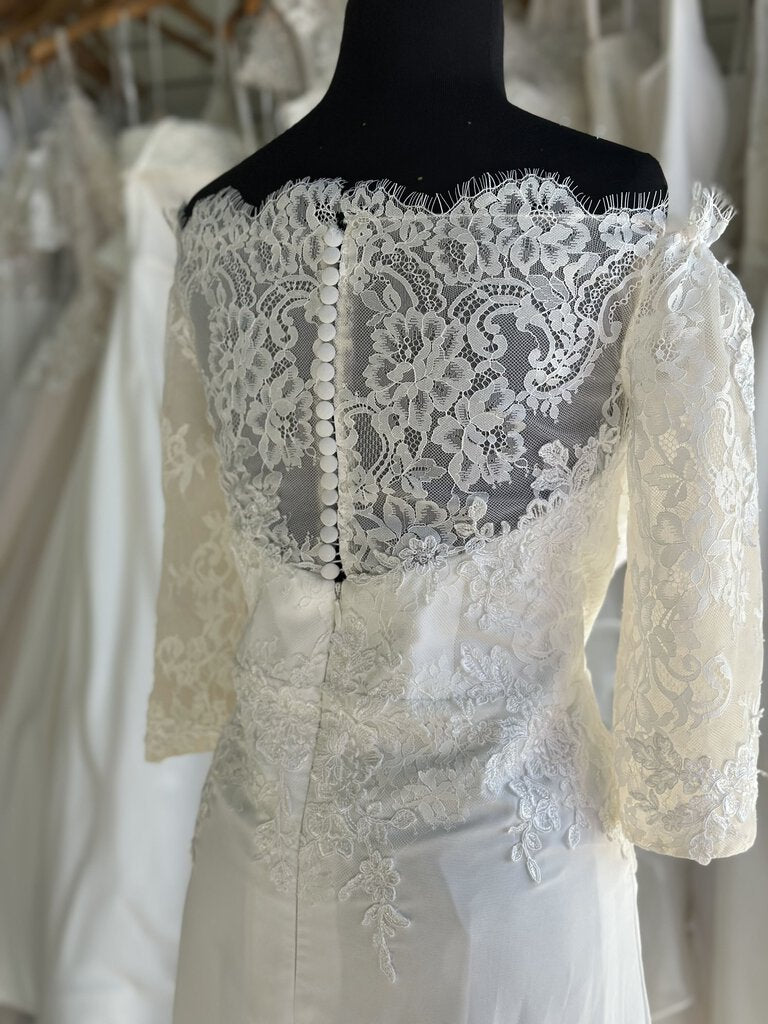 JJ's House Lace Top Sleeve Bridal Gown Large