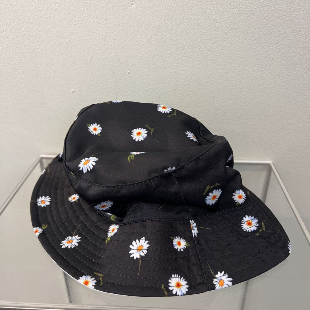 Alice and Olivia Black/ White Daisy Print Bucket Hat