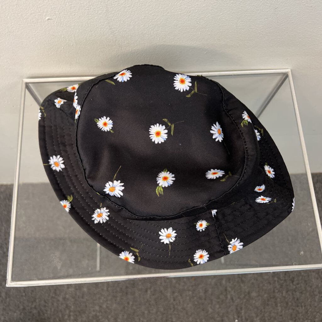 Alice and Olivia Black/ White Daisy Print Bucket Hat