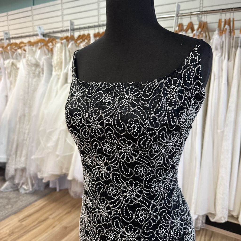 Carmen Marc Valvo Black/ White Beaded Flower Short Formal Dress 8