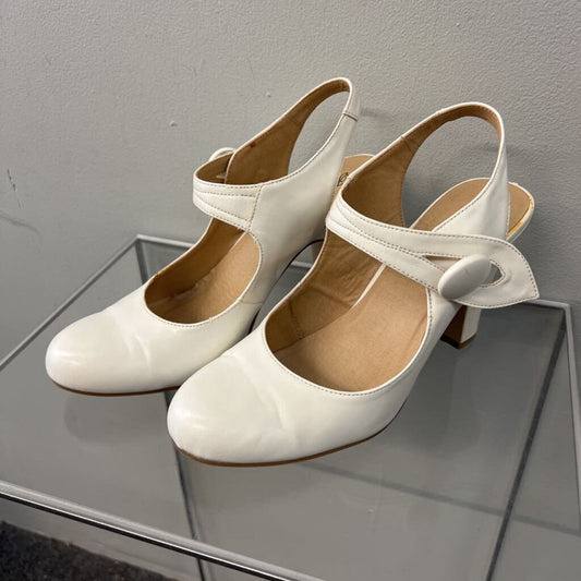 Breckelle's White Leather Button Strap Closed Toe Sling Back Heels 9