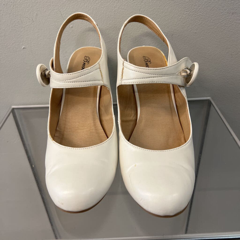 Breckelle's White Leather Button Strap Closed Toe Sling Back Heels 9