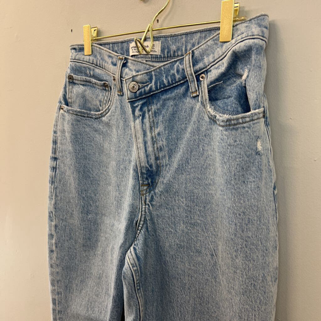 Abercrombie and Fitch Light Wash The 90s Straight Ultra High Rise Jeans 28