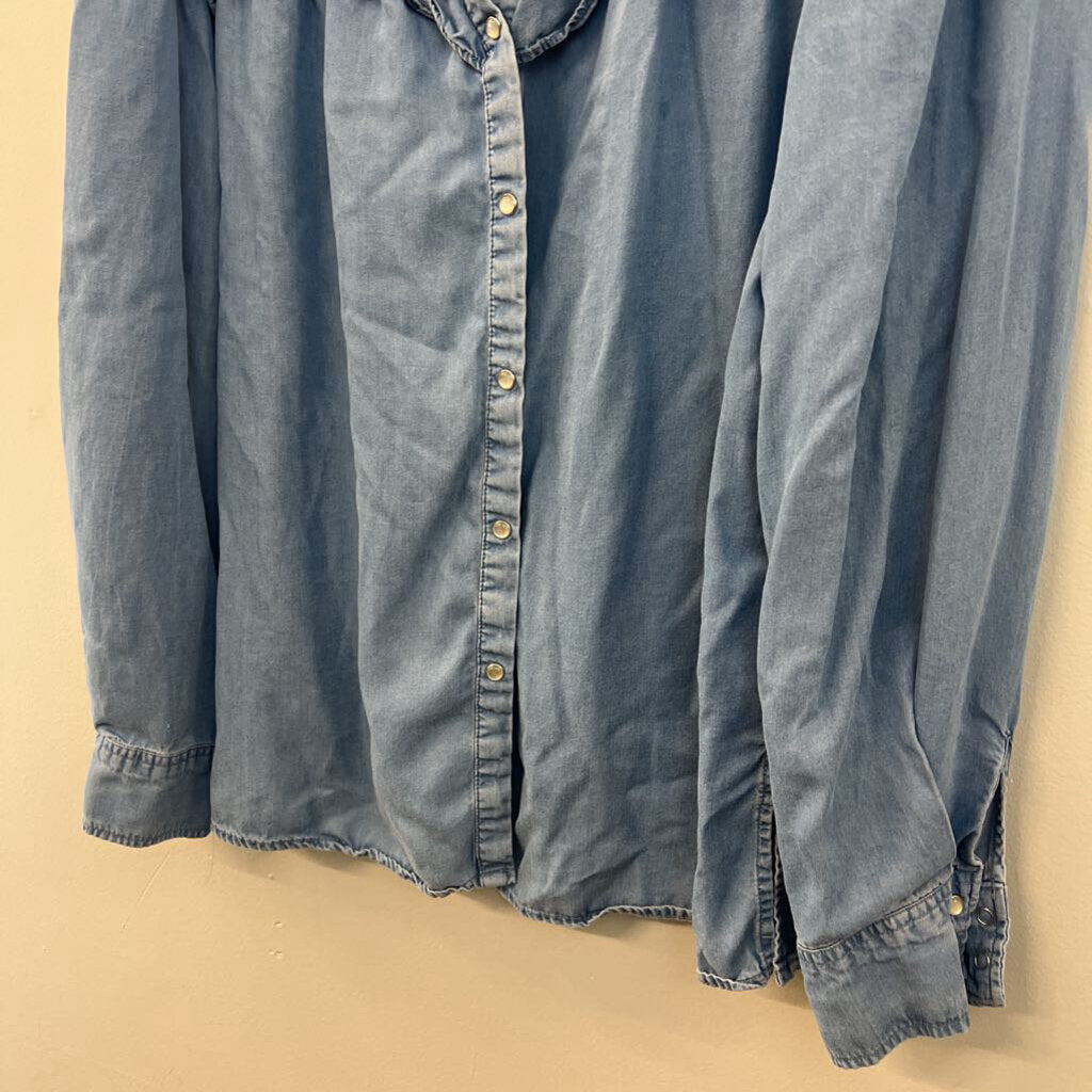 Wonderly Blue Chambray Long Sleeve Ruffle Detail Snap Front Top Medium