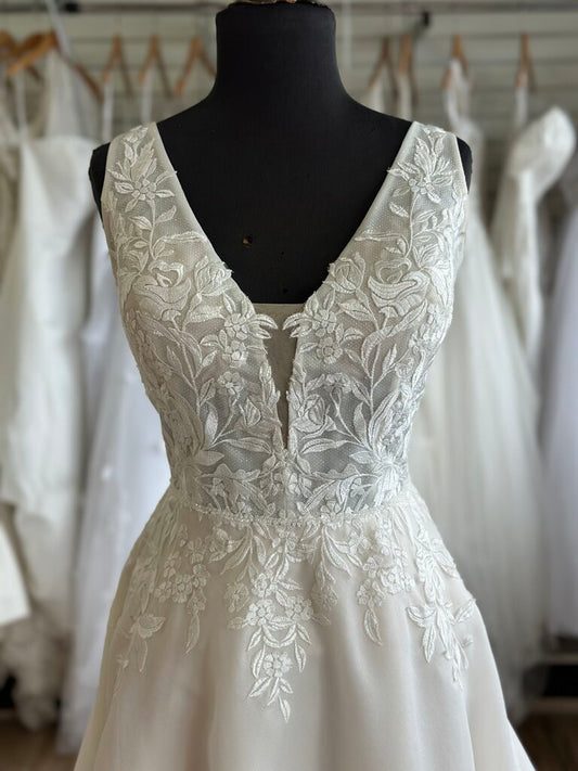 Madison James Ivory lace A Line Bridal Gown 10