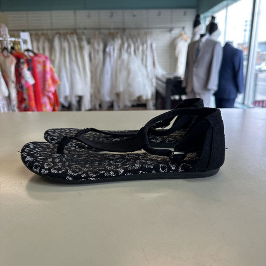 Toms Black/ White Print Sandals 7