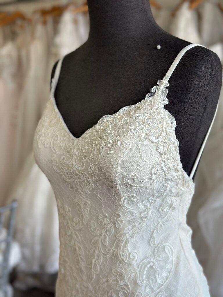Essense of Australia Ivory Lace Bridal Gown 10