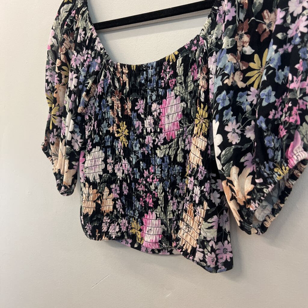 Black/ Multi Flower Print Cropped Short Puff Sleeve Top Medium