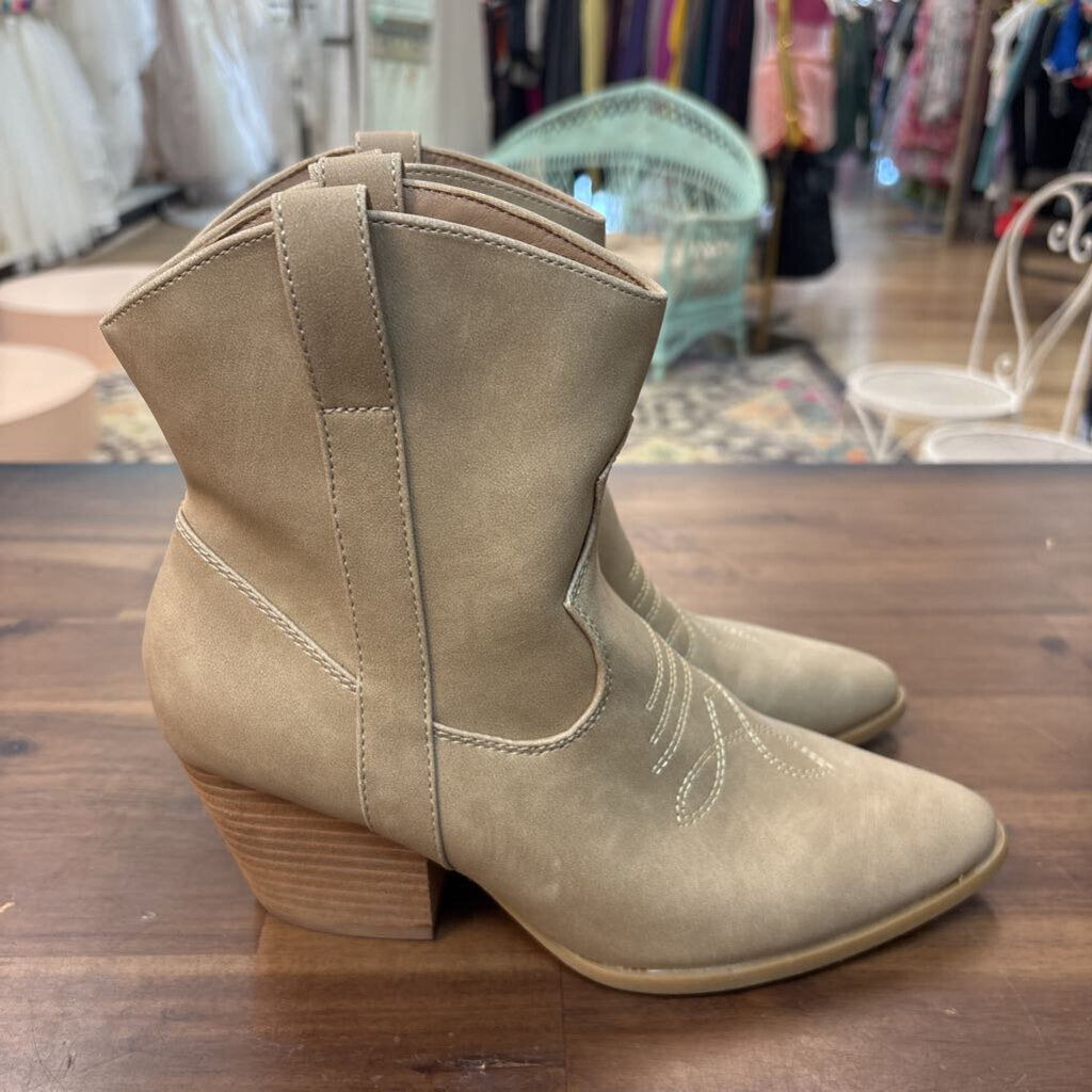 Rachel Zoe Beige Rocky Ankle Cowgirl Boots 8