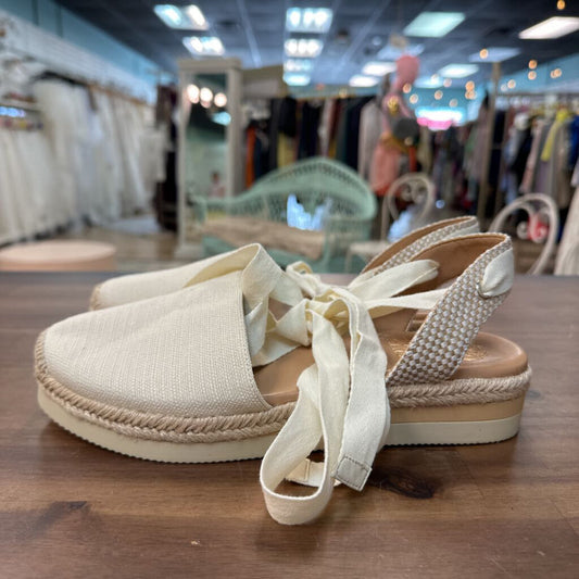 Vince Camuto Cream Linen Lace Up Shoes 7.5