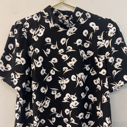 Ann Taylor Black/ White Flower Print Short Sleeve Mock Neck Top Small