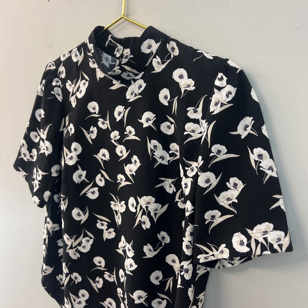 Ann Taylor Black/ White Flower Print Short Sleeve Mock Neck Top Small