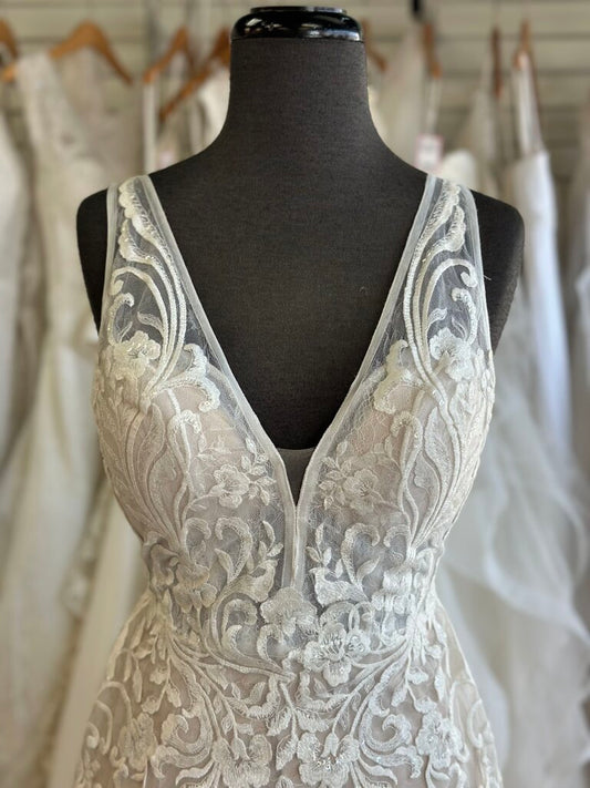 Allure Lace Applique A-Line Bridal Gown 2/4
