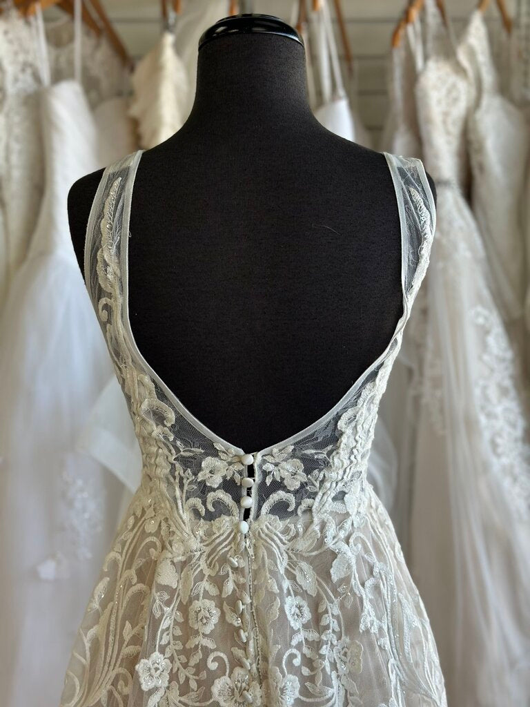 Allure Lace Applique A-Line Bridal Gown 2/4