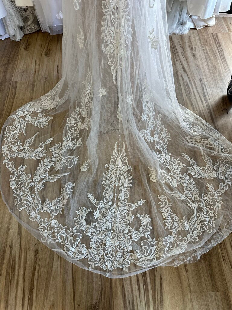 Allure Lace Applique A-Line Bridal Gown 2/4