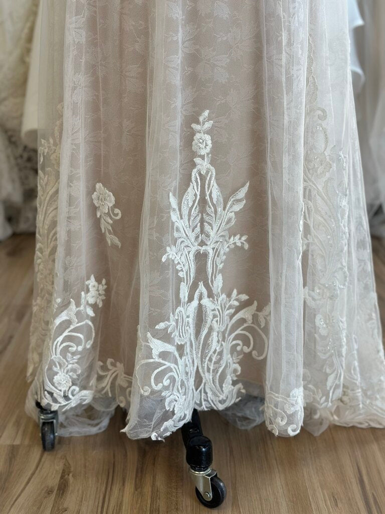 Allure Lace Applique A-Line Bridal Gown 2/4