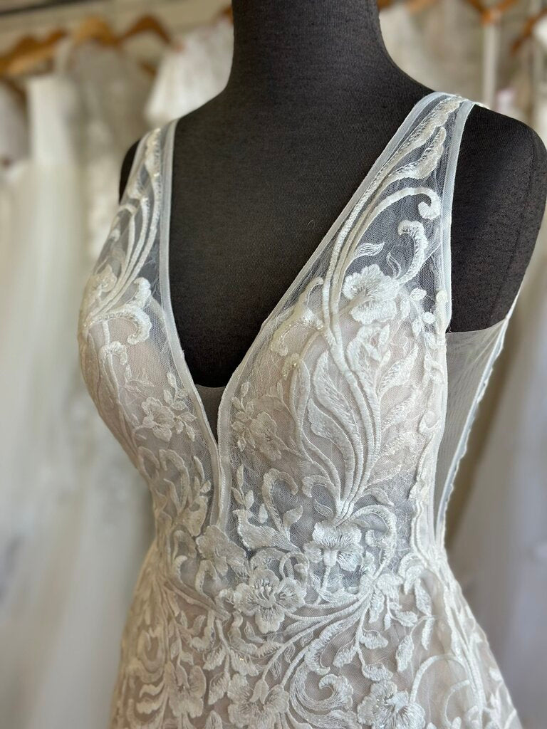 Allure Lace Applique A-Line Bridal Gown 2/4