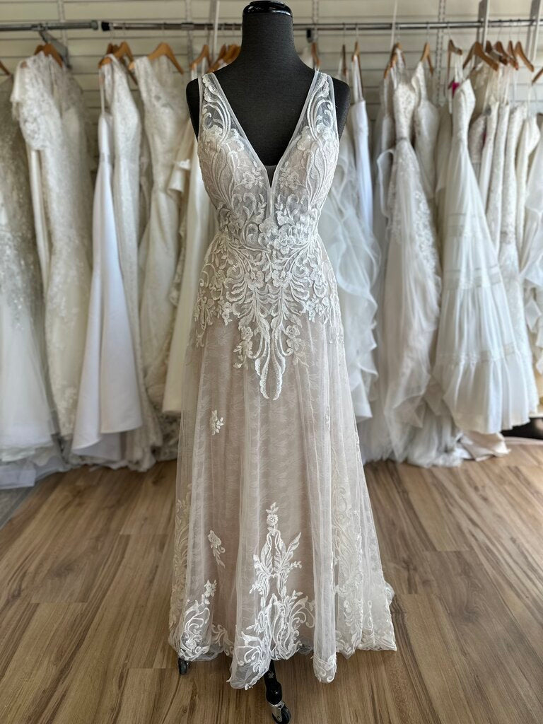 Allure Lace Applique A-Line Bridal Gown 2/4