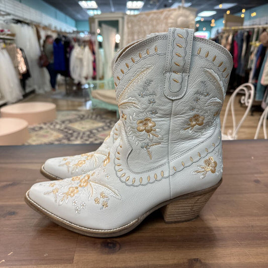 Dingo Grey Leather Embroidered Primrose Snip Toe Western Boots 11