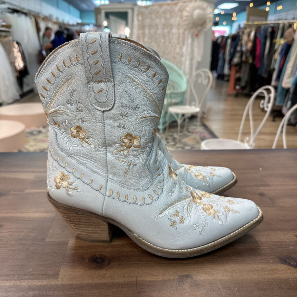 Dingo Grey Leather Embroidered Primrose Snip Toe Western Boots 11