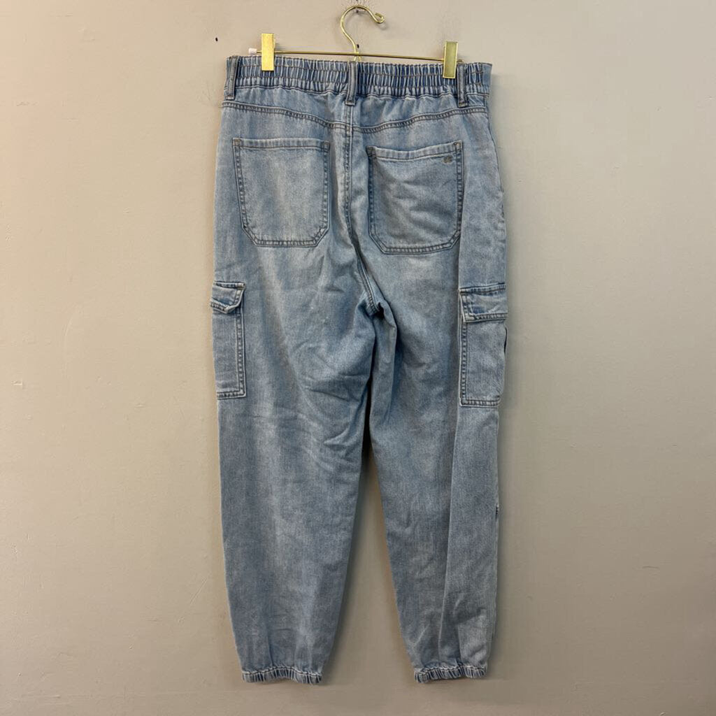American Eagle Light Wash Denim Cargo Jogger Jeans 8