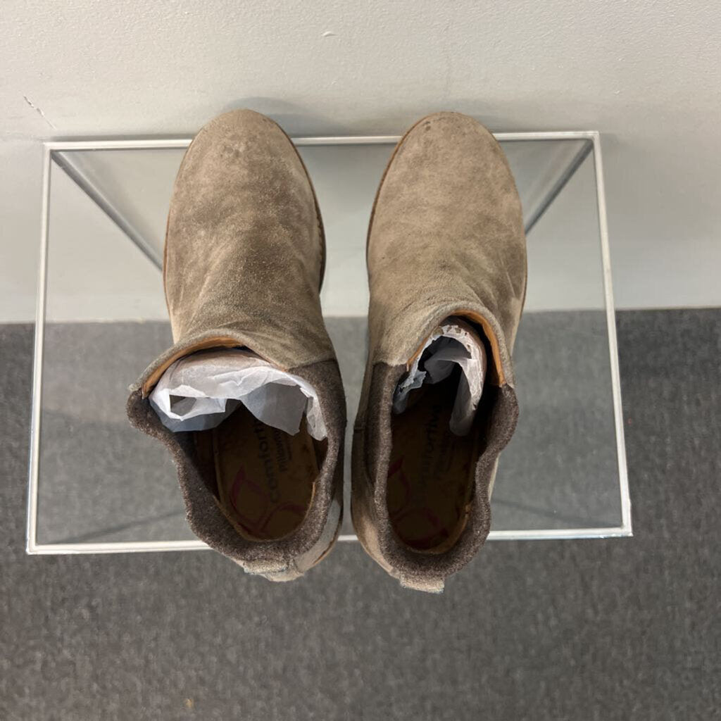 Comfortiva Grey Suede Ferna Chelsea Boots 8