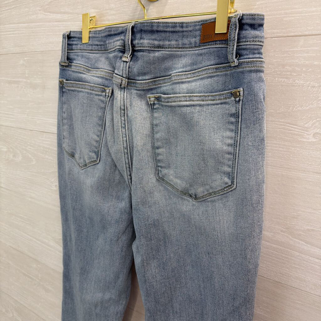 Judy Blue Light Wash Straight Leg Jeans 30