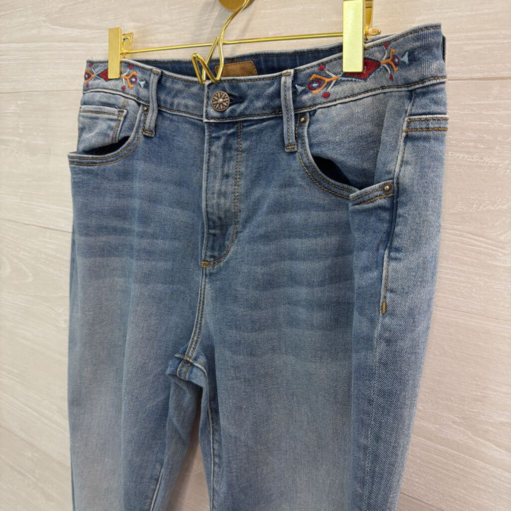 Driftwood Light Wash Embroidered Hem Colette Jeans 31